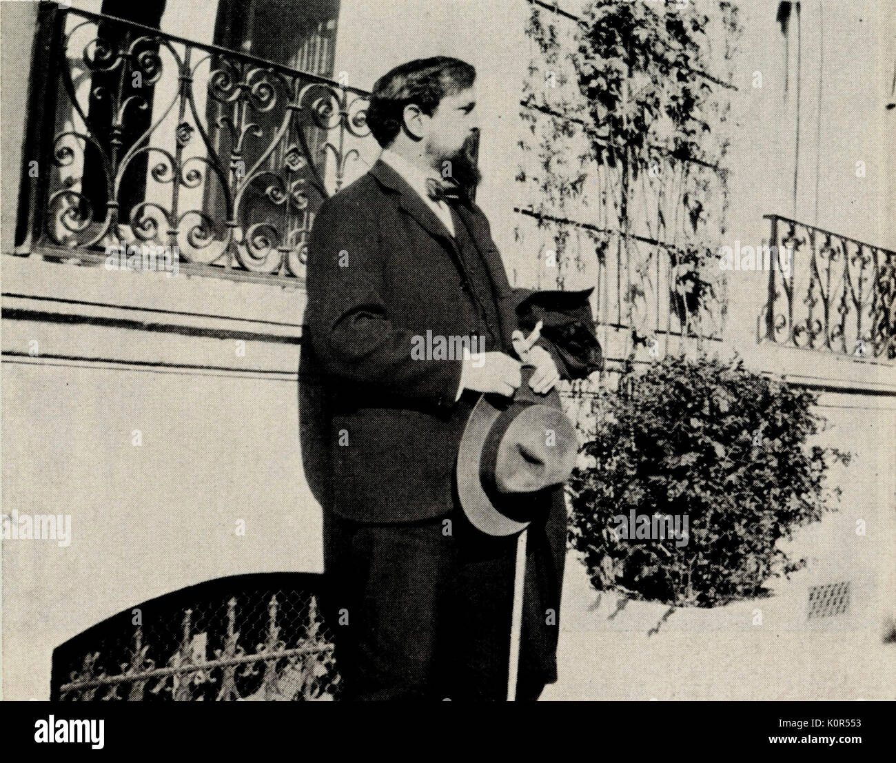 Claude Debussy in Bois-du-Boulogne, al di fuori di casa sua, 1905. Il compositore francese. 22 agosto 1862-25 marzo 1918. Foto Stock