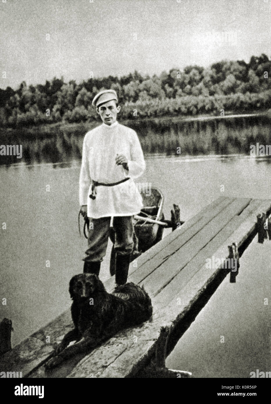 Sergei Rachmaninov come un giovane uomo vestito di Russo con il cane Levko su jetty di Krasnyenlykoe station wagon , 1899. Il russo pianista e compositore, (1873-1943) Foto Stock