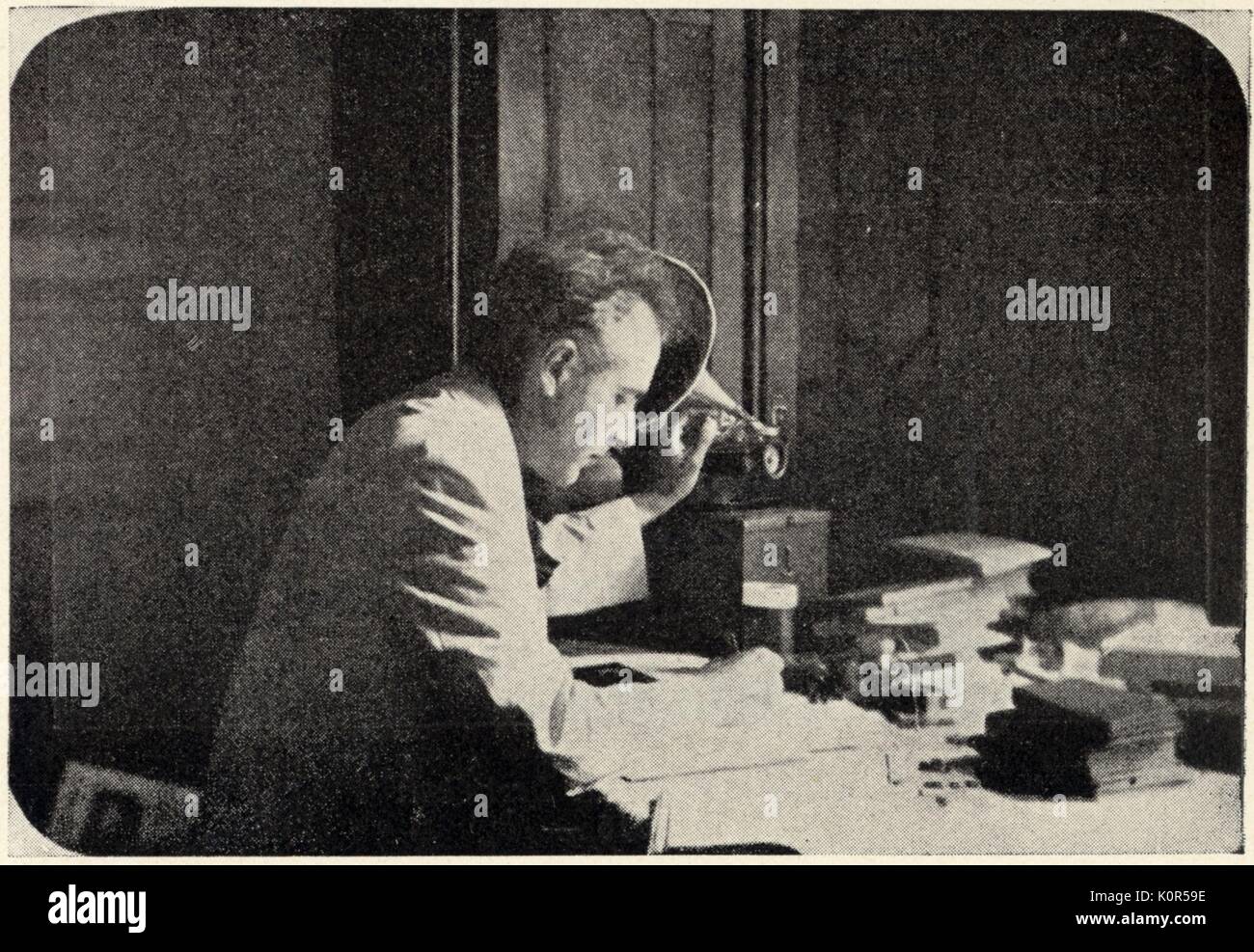 Bartok Bela ascolto di un fonogramma, 1915. Ascolto di registrazioni di melodie folk. Ungherese compositore e pianista, 25 marzo 1881 - 26 settembre 1945. Foto Stock