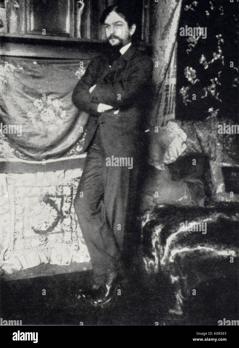 Debussy, Claude nella libreria di Pierre Louys c.1895-98. Preso da Louys..Il compositore francese. 1862-1918 Foto Stock