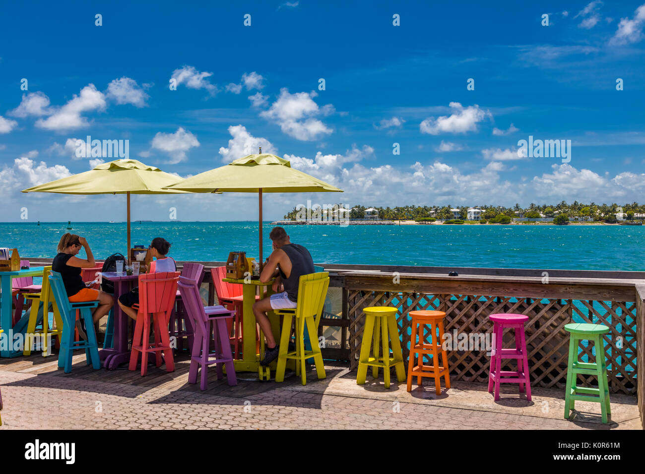 Le persone a tavola in waterfront cafe di Key West Florida Foto Stock