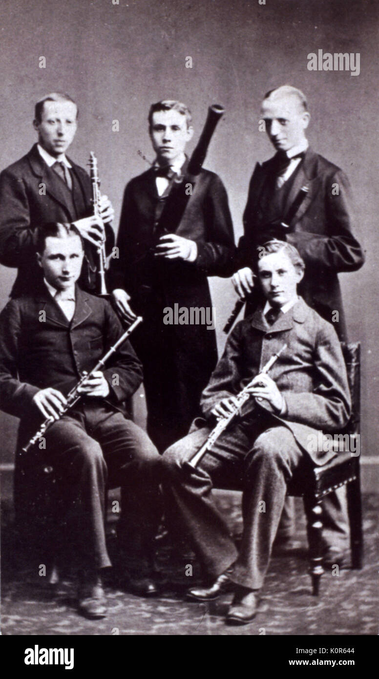 Elgar, Edward nel quintetto di fiati come giovane uomo Elgar (1857-1934) su fagotto. Altri giocatori: B. Leicester il claarinet, H.H. Leicester - 1° flauto & direttore, F. Exton - 2° flauto & H. Elgar - oboe. Compositore inglese 1857-1934 Foto Stock
