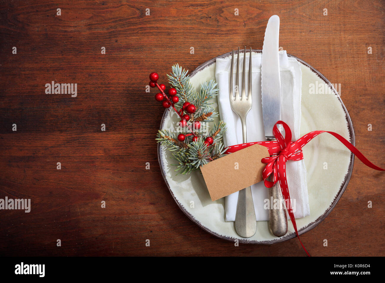 Tavola di Natale impostazione con decorazione su sfondo di legno Foto Stock