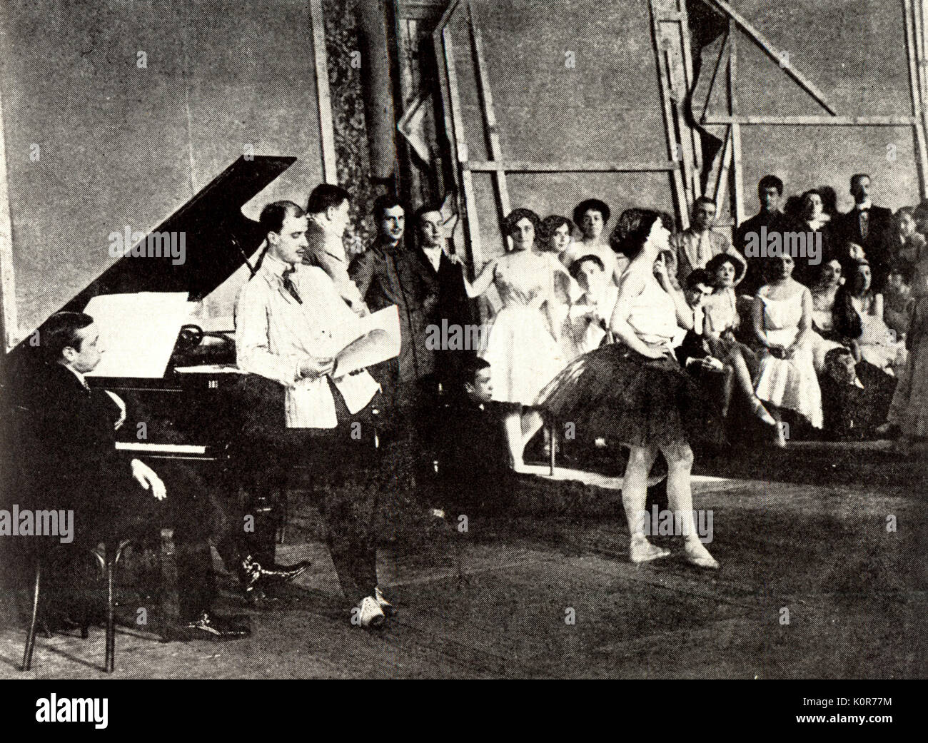 STRAVINSKY (1882-1971) al pianoforte Stravinsky, Fokine e Karsavina durante una prova di L'Oiseau de Feu 1910 nella sala prove del Club tedesco di San Pietroburgo. Associato con il balletto Russe de Diaghilev. È: Il compositore russo, 17 Giugno 1882 - 6 aprile 1971. Foto Stock