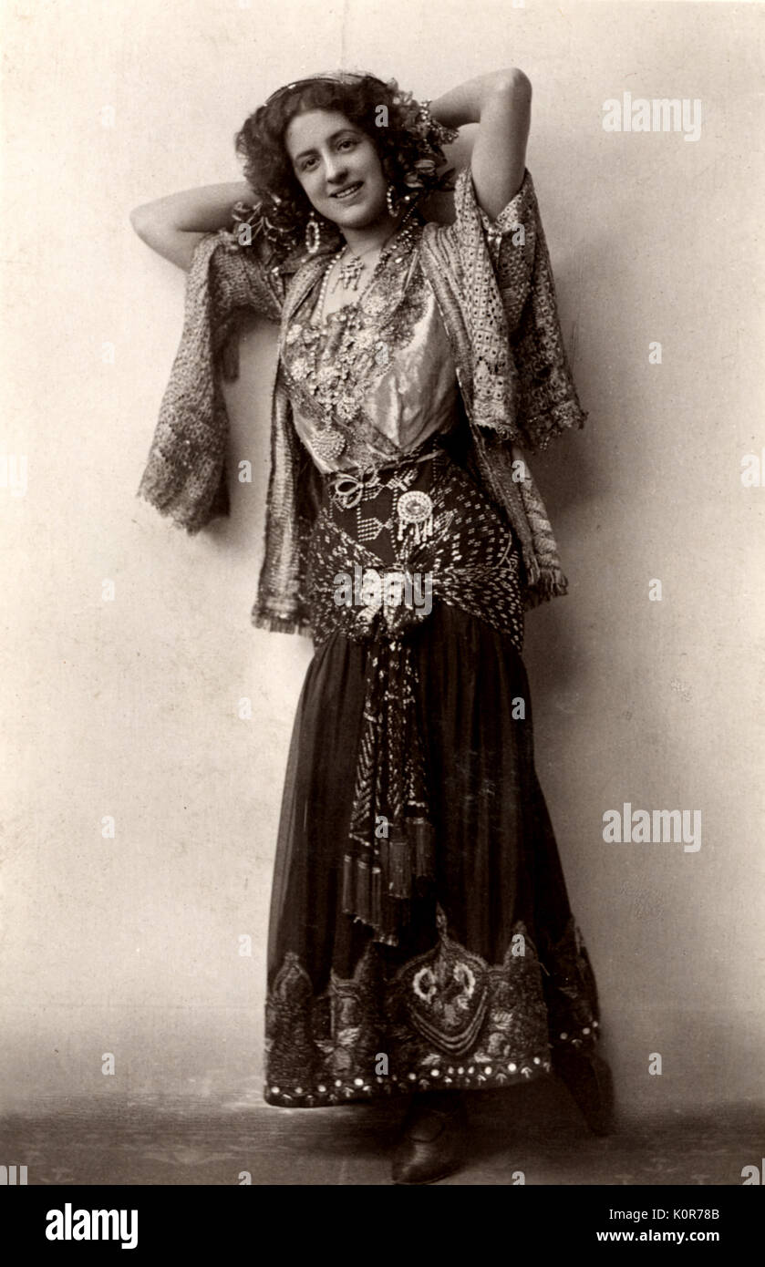 Ritratto femminile opera cantante attrice musica classica immagini e  fotografie stock ad alta risoluzione - Alamy