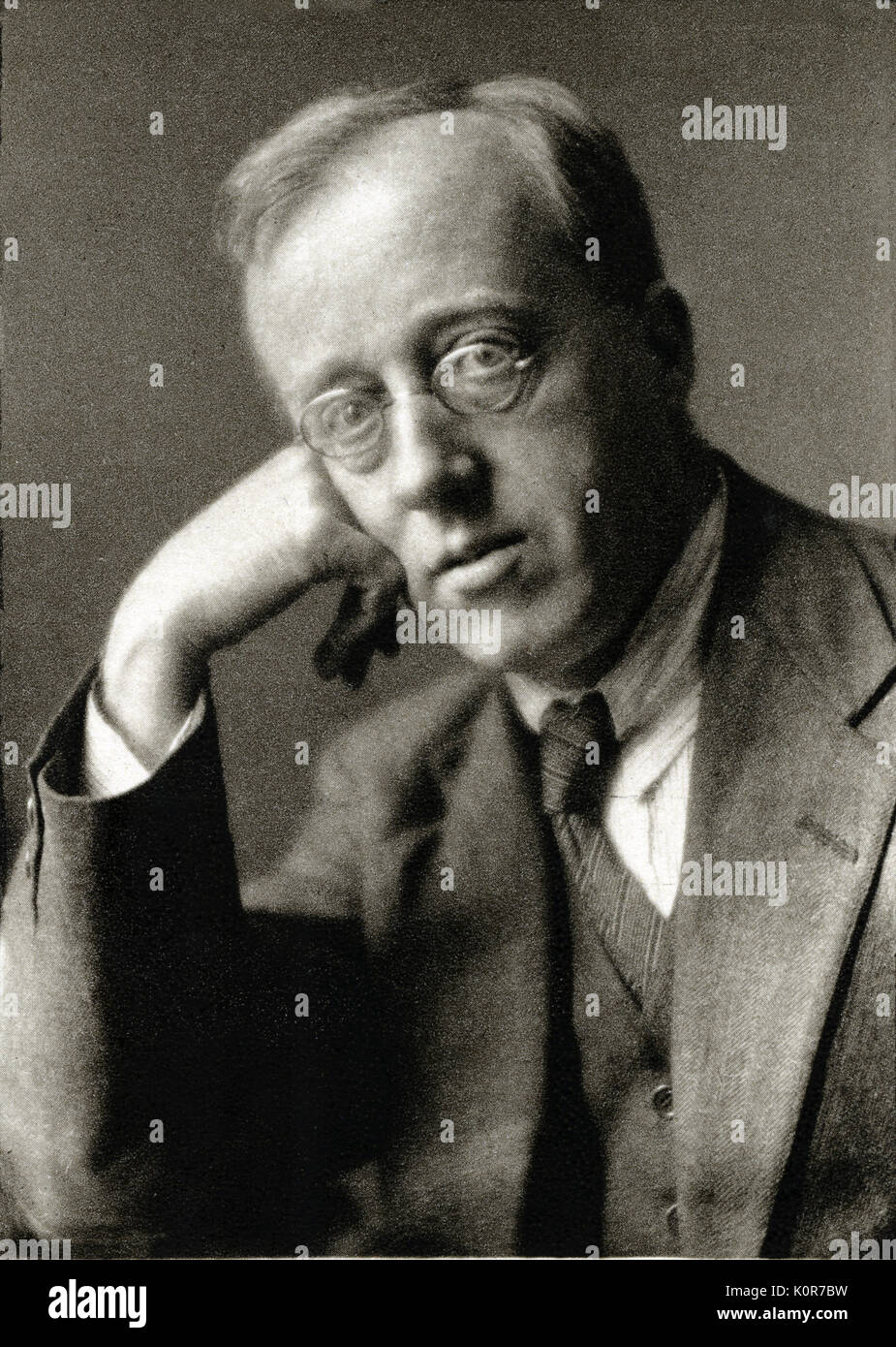 Gustav Holst appoggiata sulla mano. Compositore inglese 1874-1934. Foto Stock