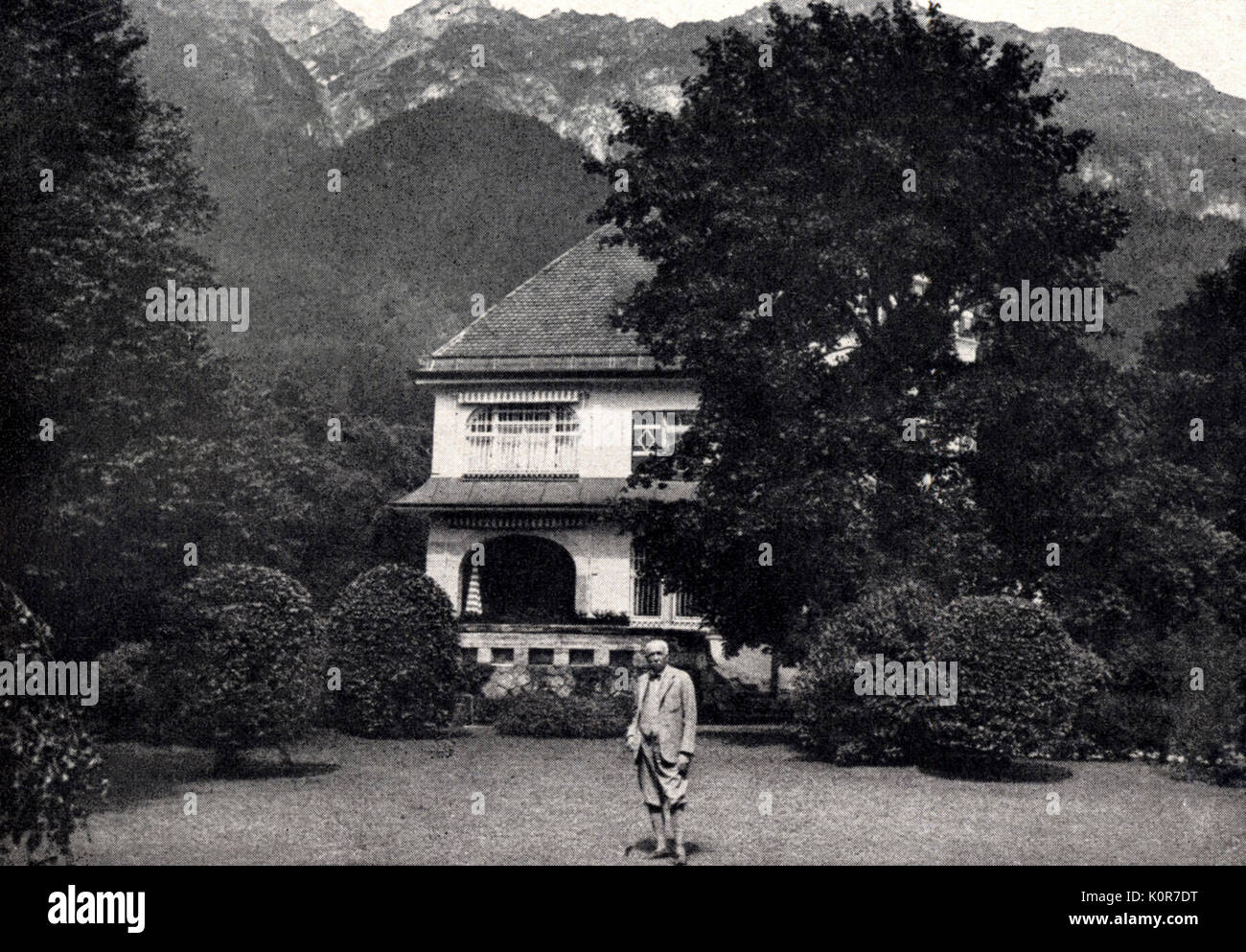Richard - davanti a casa sua a Garmisch (nei pressi di Monaco di Baviera). Compositore tedesco. 1864-1949 Foto Stock