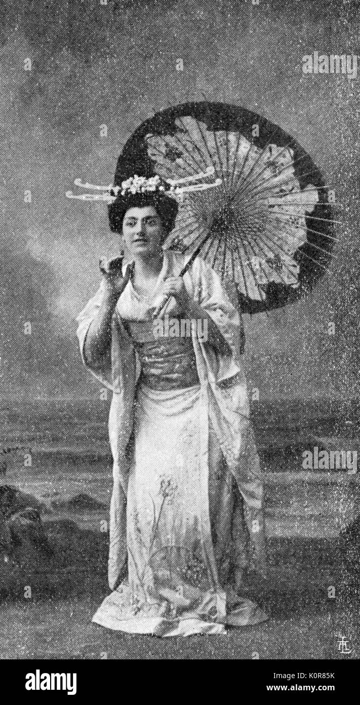 Salomea Krusceniski - Ritratto del soprano ucraino come 'Butterfly' in Giacomo Puccini 's opera Madame Butterfly. Tenendo un ombrellone. SK: 1872 - 1952. Solomiia. Krushelnytska. Krushelnytskaya. GP, compositore italiano: 23 dicembre 1858 - 29 novembre 1924. Foto Stock