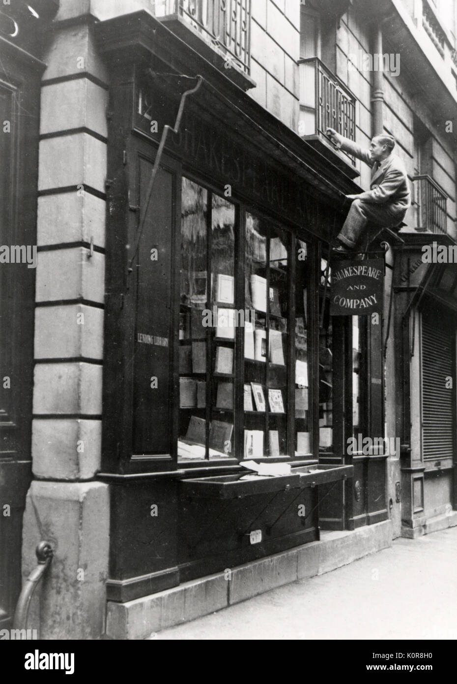 ANTHEIL, George salendo Shakespeare & Co a Parigi nel 1920s. Famoso bookshop. Compositore americano (1900-1959) Foto Stock