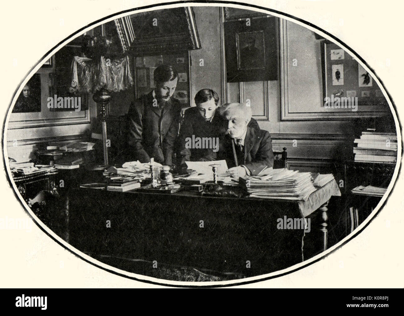 FAURE con i suoi due figli presi c.1905 alla sua scrivania come nuovo direttore del Conservatorio di Musica. Il compositore francese (1845-1924) Foto Stock