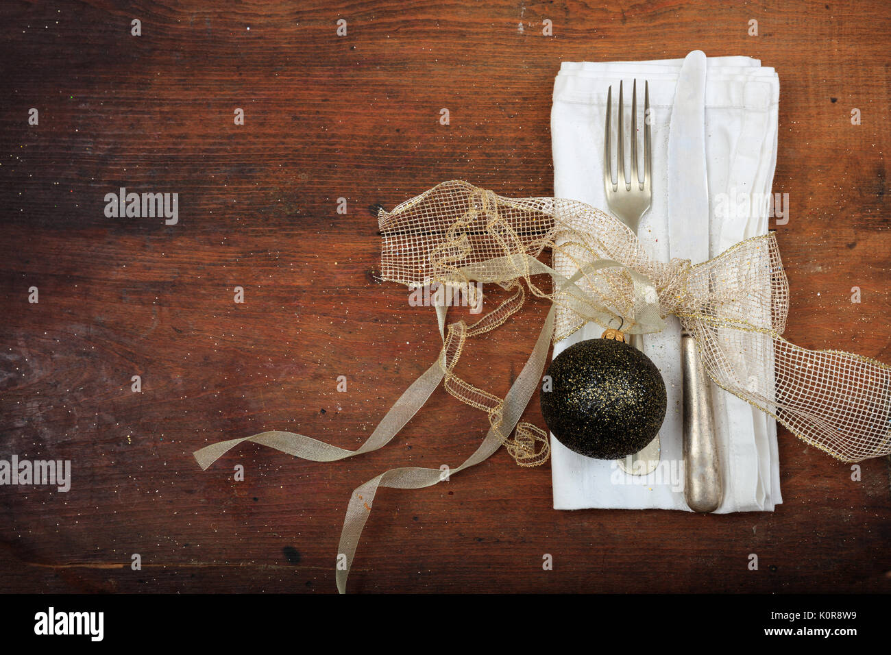Tavola di Natale impostazione con decorazione su sfondo di legno Foto Stock