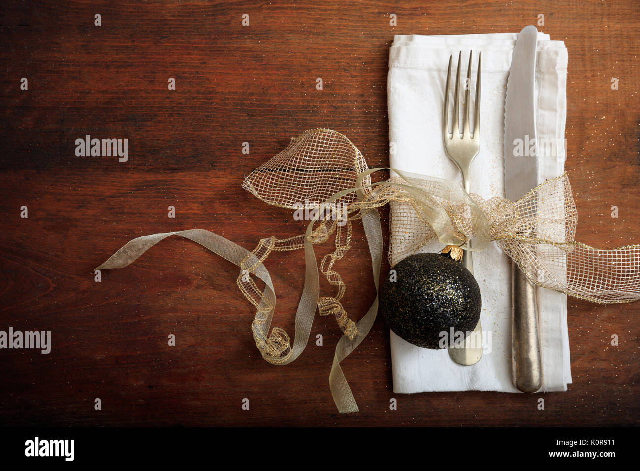 Tavola di Natale impostazione con decorazione su sfondo di legno Foto Stock