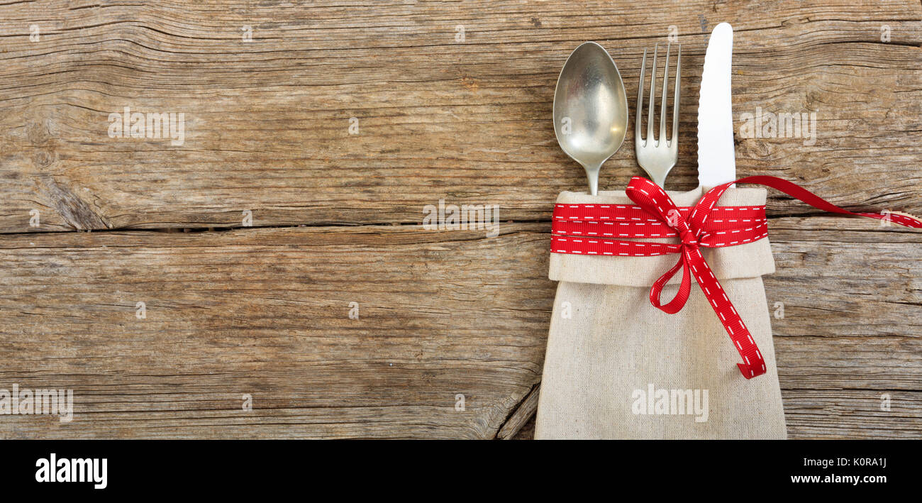 Tavola di Natale impostazione con decorazione su sfondo di legno Foto Stock