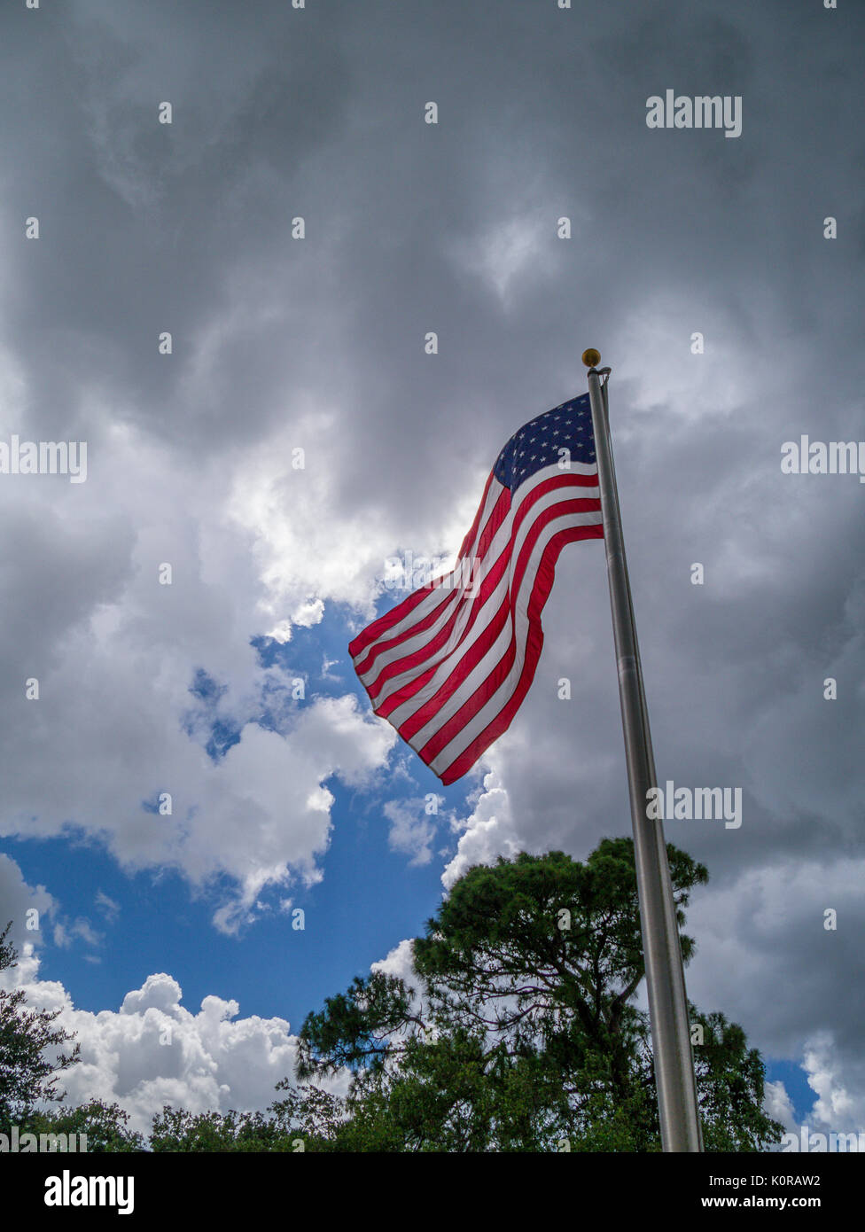 Bandiera americana battenti aganist un cielo nuvoloso scuro Foto Stock