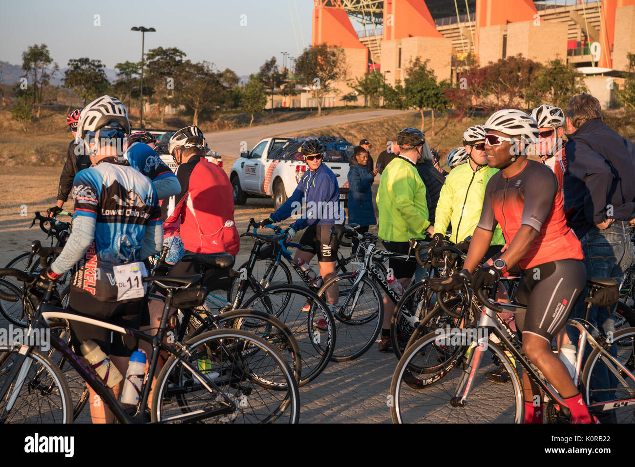 I ciclisti all'inizio dell'Jock sfida al di fuori del Stadio Mbombela Foto Stock