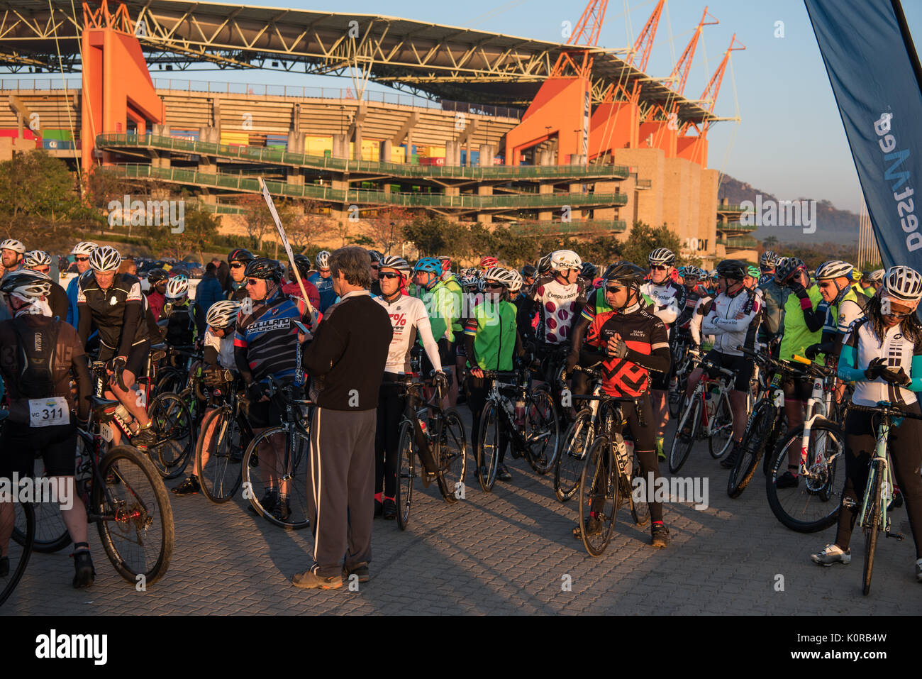 I ciclisti all'inizio dell'Jock sfida al di fuori del Stadio Mbombela Foto Stock