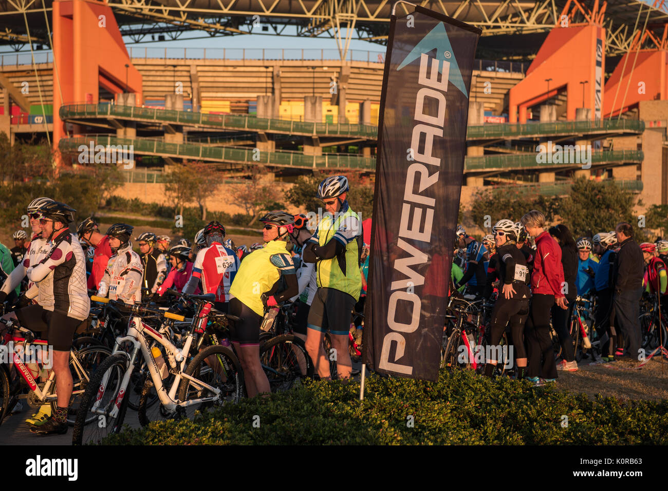 I ciclisti all'inizio dell'Jock sfida al di fuori del Stadio Mbombela Foto Stock