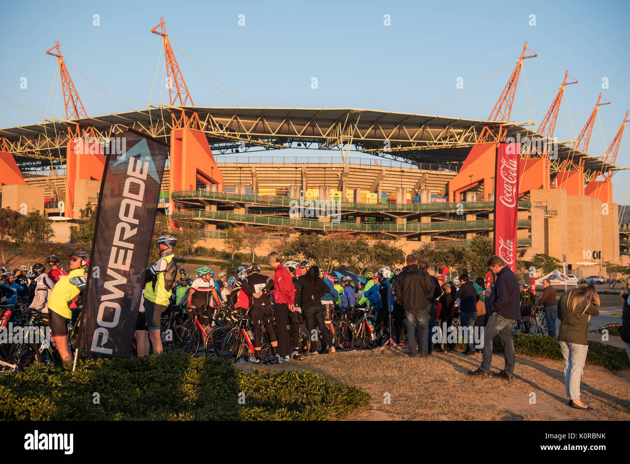 I ciclisti all'inizio dell'Jock sfida al di fuori del Stadio Mbombela Foto Stock