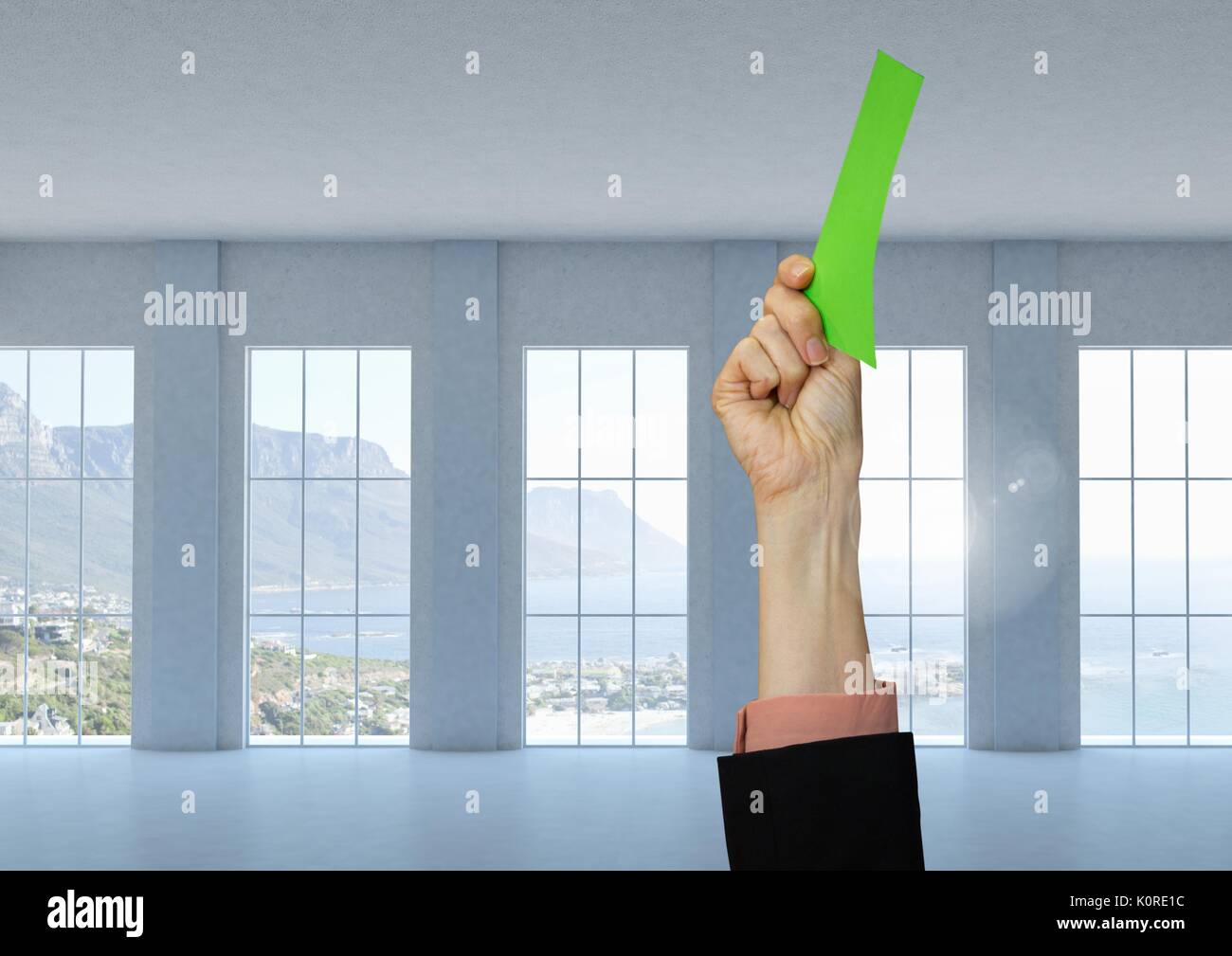 Composito Digitale della mano che tiene la carta verde da windows Foto Stock