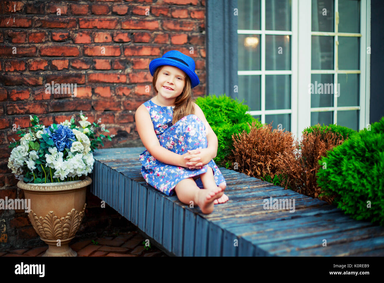 Felice bambina in terrazza a casa Foto Stock