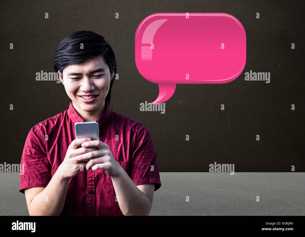 Composito Digitale dell uomo al telefono con lucido bolla di chat Foto Stock