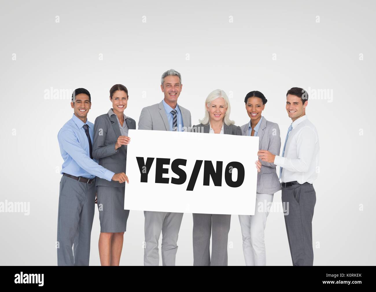 Composito Digitale di Business persone titolari di una carta con sì/no text Foto Stock