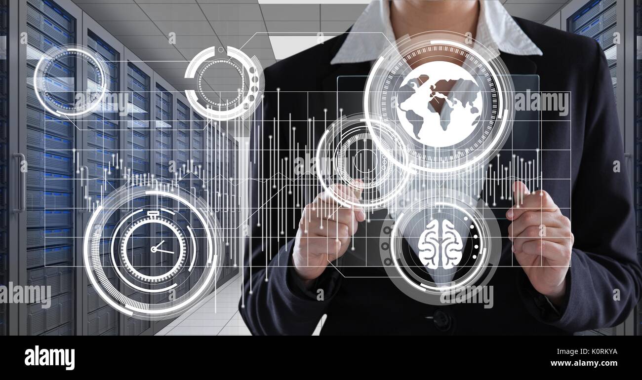 Composito Digitale di Business donna con in mano un bicchiere e grafica in sala server Foto Stock