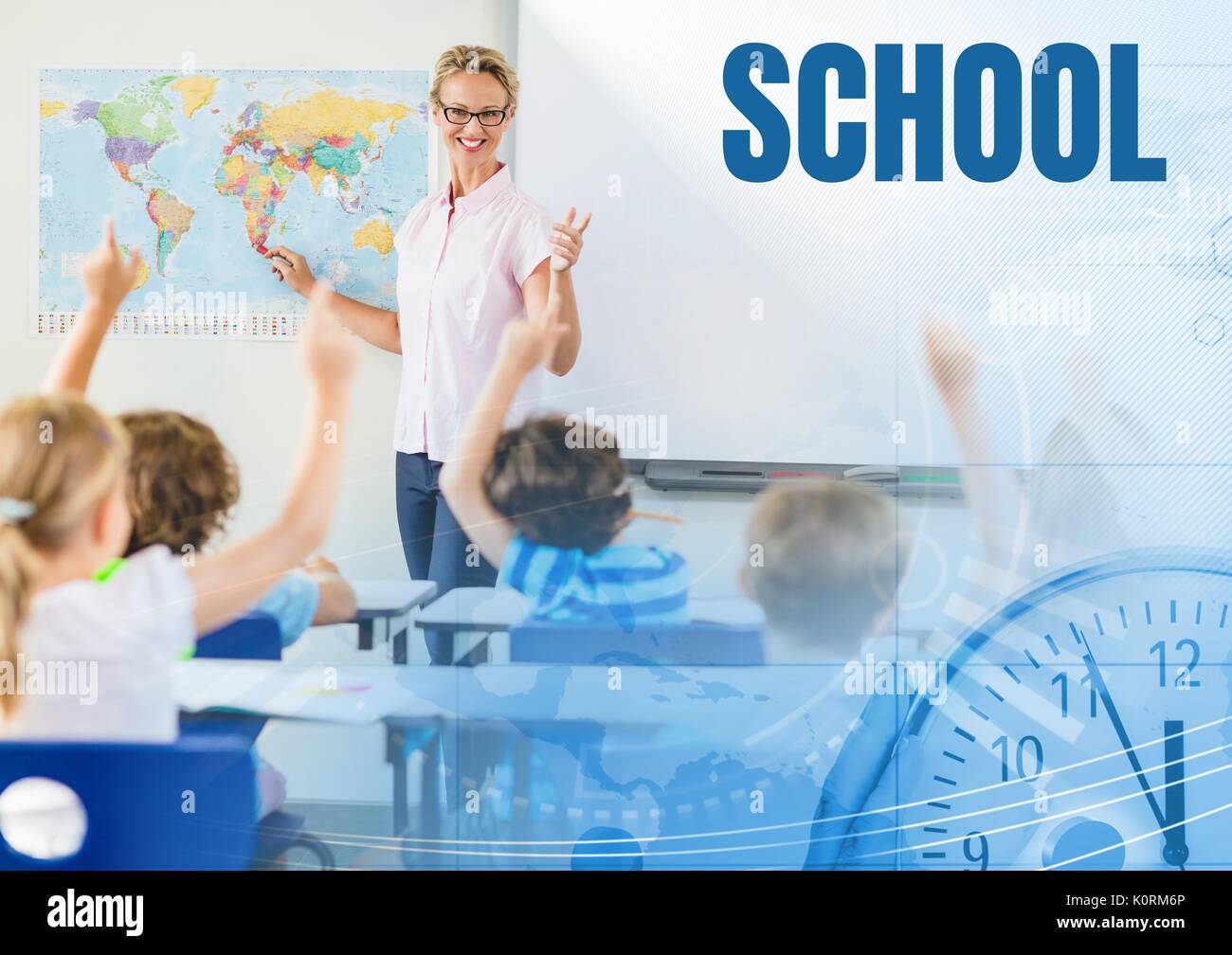 Composito Digitale del testo della Scuola e insegnante di scuola elementare con la classe Foto Stock