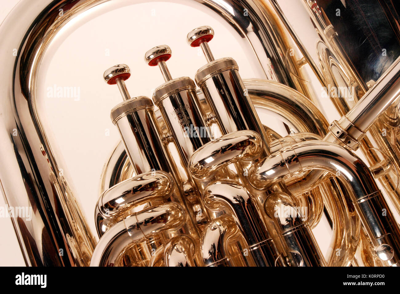 Tuba realizzato da Yamaha, close-up di valvole e di tubi. Foto Stock