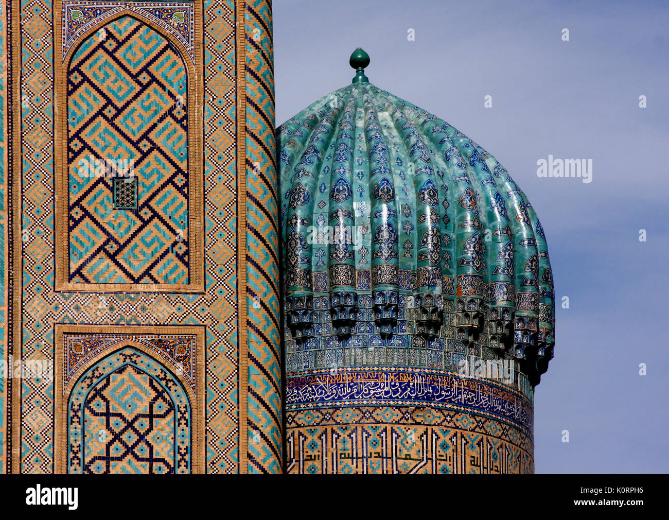 Cupola della Shir Dor Madrassa, parte del Registan, Samarcanda, Uzbekistan. Il XVII secolo D.C. Tradizionale centro della vita pubblica. 2011 Foto Stock