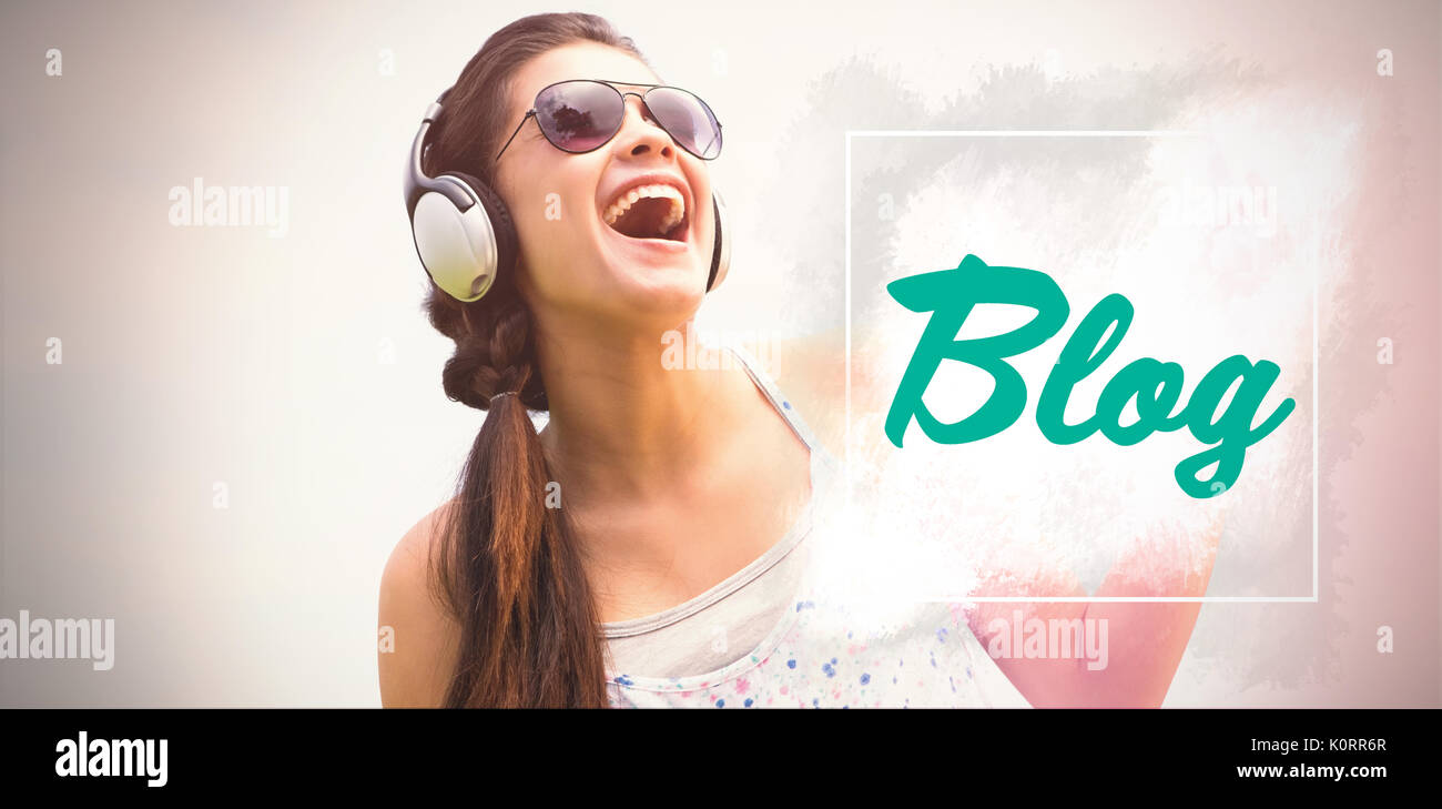 Il testo dei blog contro uno sfondo bianco contro la bella bruna ascolto di musica Foto Stock