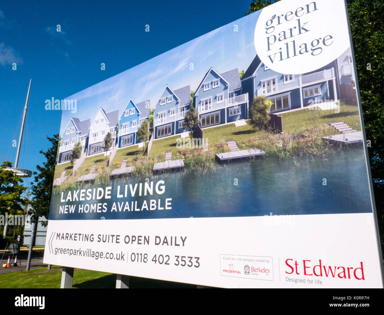 Cartello Green Park Village, all'ingresso del Green Park Business Park, Reading, Berkshire, Inghilterra, Regno Unito, GB. Foto Stock