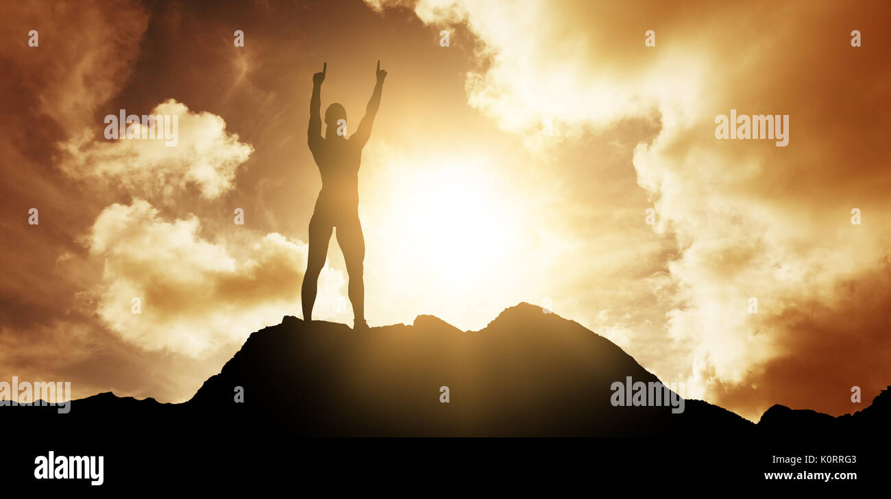 Atleta femminile sollevando le dita contro il cielo scuro con nuvole bianche Foto Stock