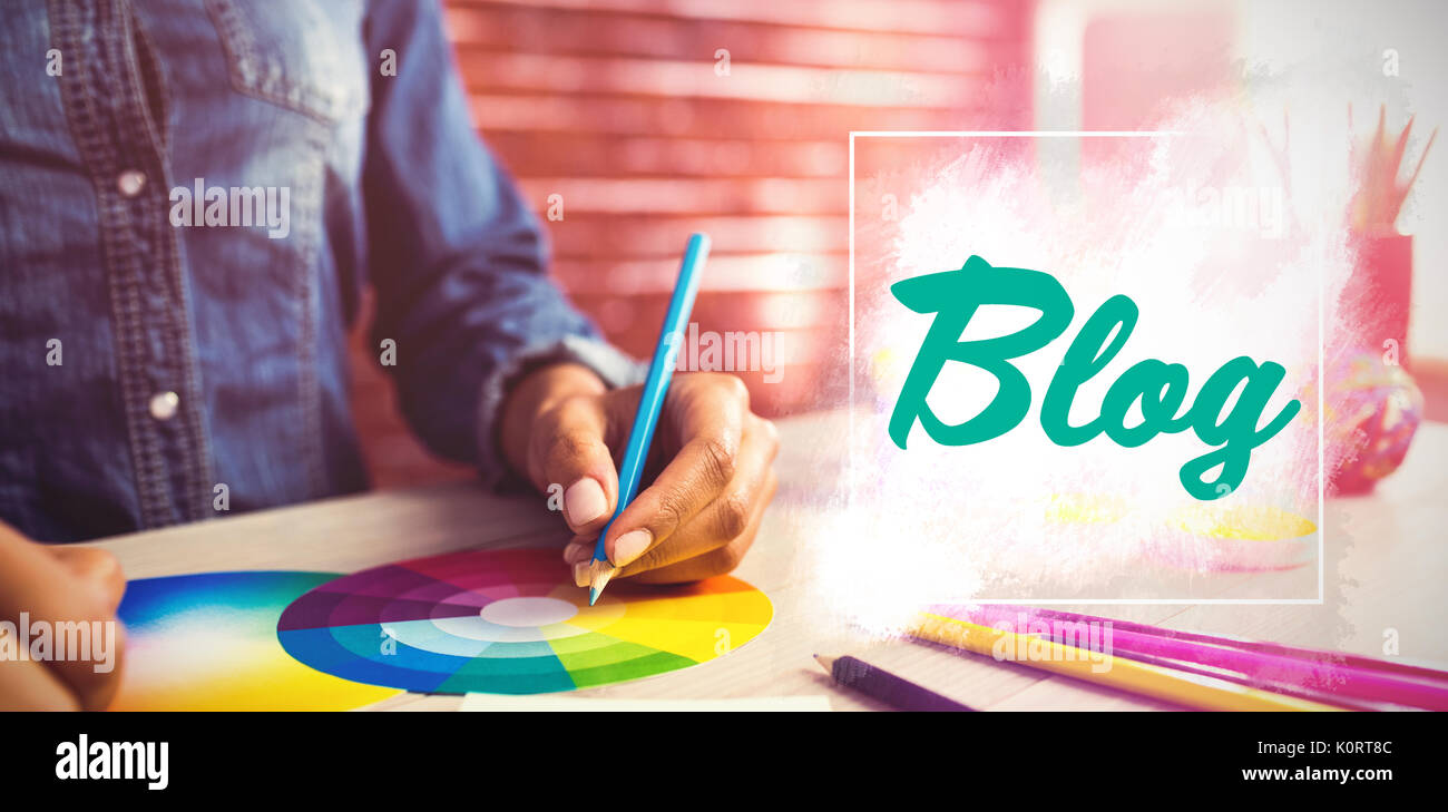 Il testo dei blog contro uno sfondo bianco contro graphic designer disegno sul grafico a colori Foto Stock