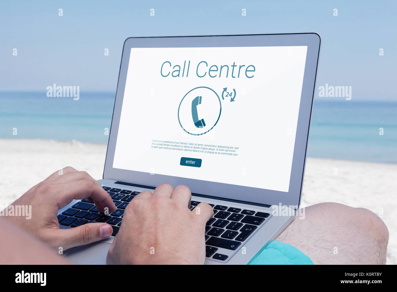 Call center il testo con icona a forma di telefono contro l uomo utilizzando laptop durante il riposo in spiaggia Foto Stock