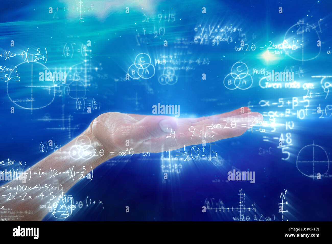 Mano di uomo fingendo di tenere un oggetto invisibile contro digitalmente immagine composita di equazioni matematiche con schema Foto Stock