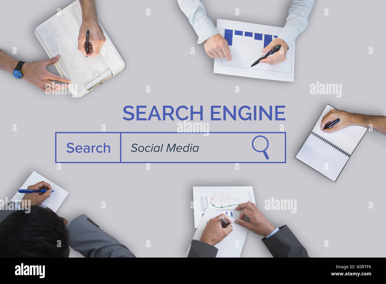 Incontro di lavoro contro il grigio chiaro Foto Stock