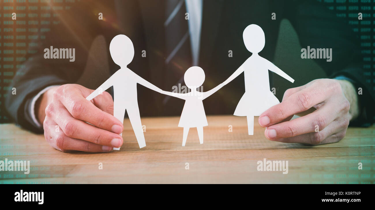 La sezione centrale di imprenditore tenendo la carta famiglia contro di Blackboard Foto Stock