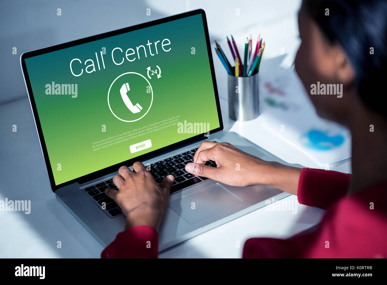 Icona con call center il testo contro il sovraccarico di mano femminile digitando su laptop Foto Stock