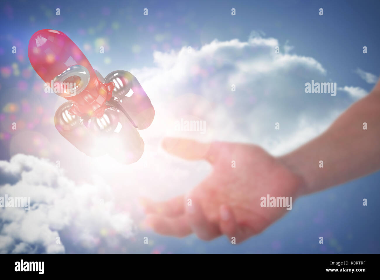 Mano di uomo fingendo di tenere un oggetto invisibile contro viola vignette Foto Stock