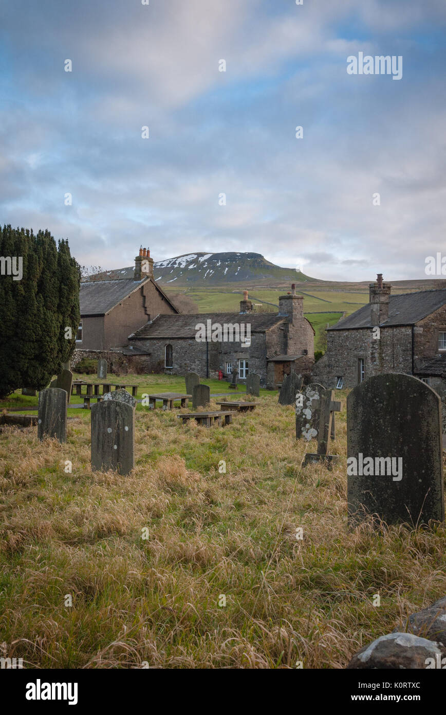 Cimitero di Horton in Ribblesdale, con Penyghent dietro. Foto Stock