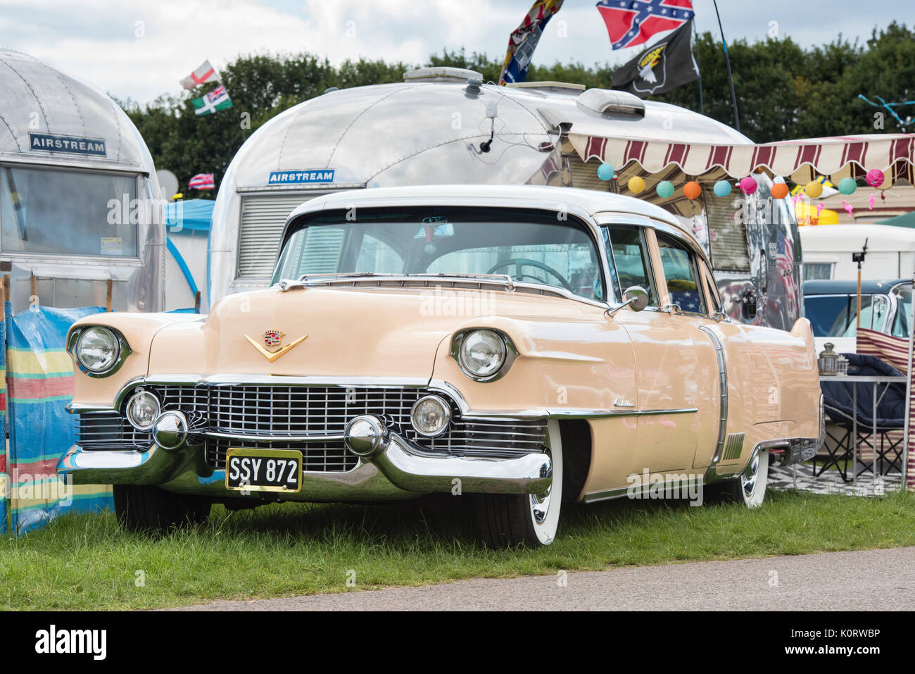 1954 American cadillac auto e roulotte Airstream a un vintage retrò festival. Regno Unito Foto Stock