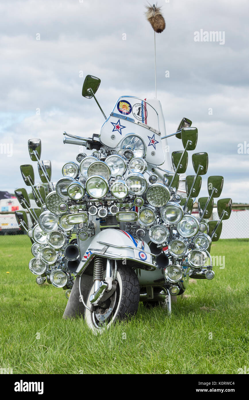 Mods Vespa scooter personalizzato rivestite di specchi, luci, loghi e UKNewbury. Berkshire, Inghilterra Foto Stock