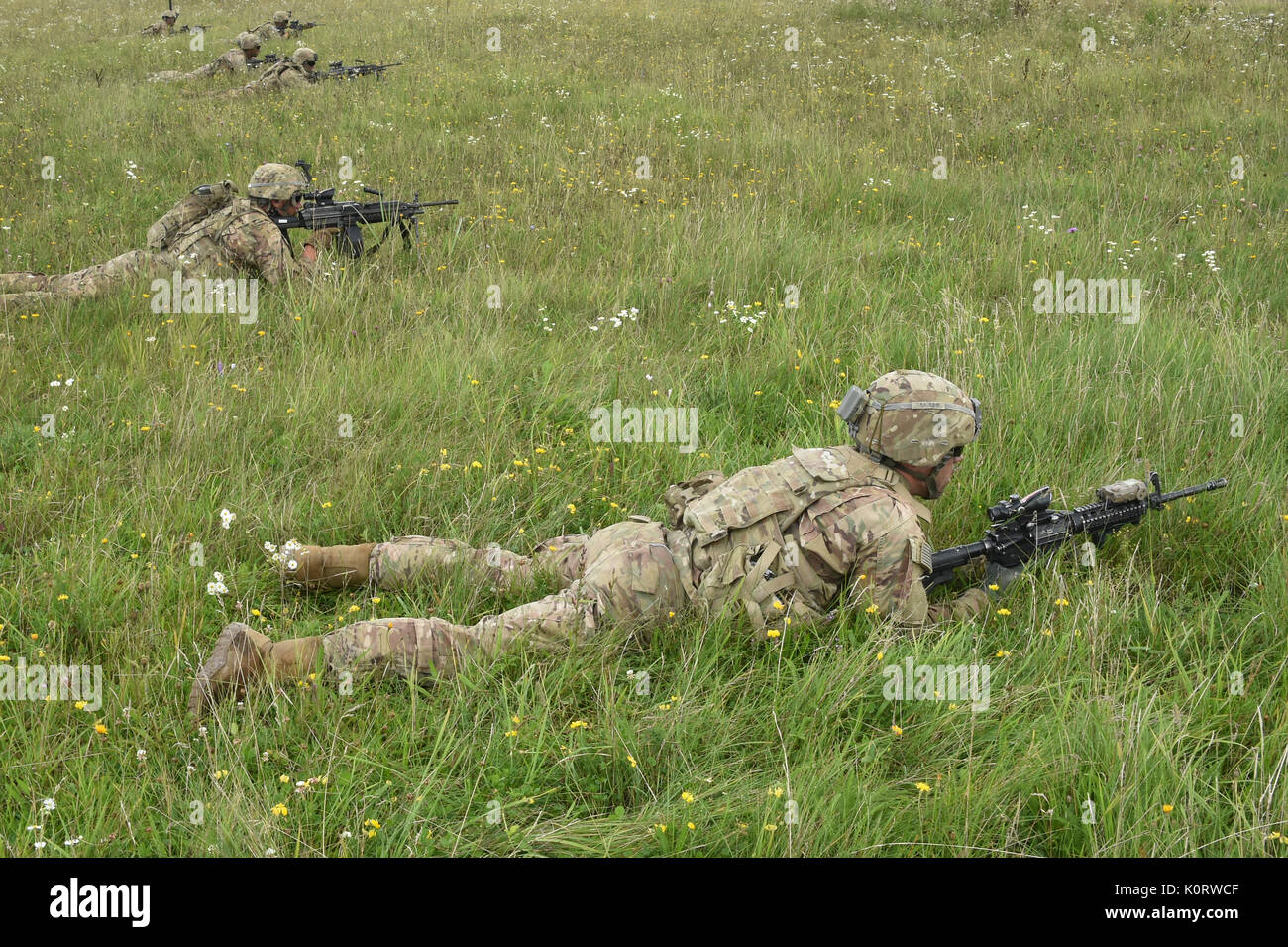 I soldati statunitensi della Bravo Company conducono un'esercitazione combinata di armi dal vivo presso l'area di addestramento di Grafenwoehr, Germania, migliorando la preparazione al combattimento e il coordinamento delle unità. Foto Stock