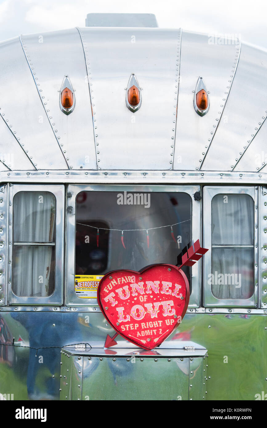 American roulotte Airstream e un tunnel di amore segno ad un vintage retrò festival. Regno Unito Foto Stock