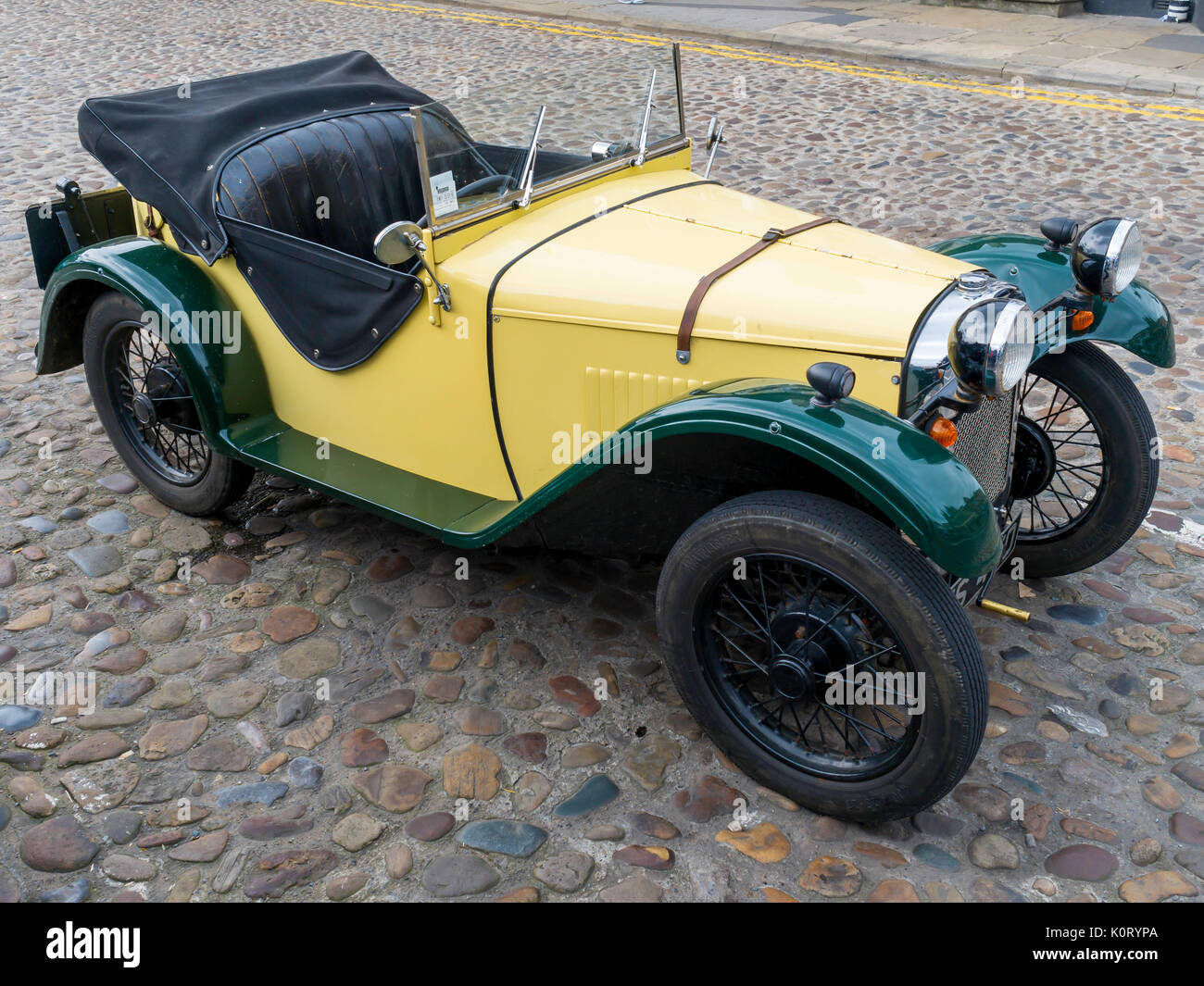 Un inizio di Austin sette 'Nippy' 2 posti con la parte superiore aperta in auto Thirsk Market Place North Yorkshire Foto Stock