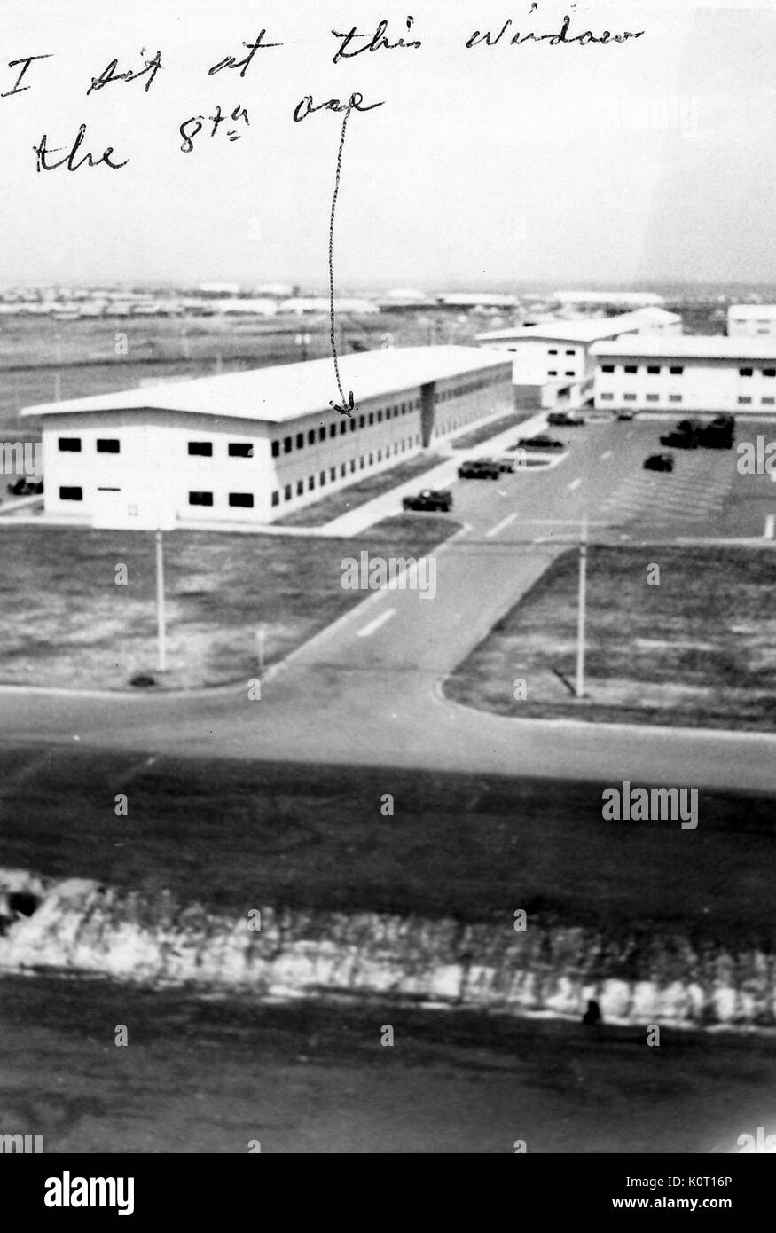Vista aerea di edifici a lunga Bihn Post, centro di logistica e di comando principali quartier generale per l'esercito degli Stati Uniti Vietnam, nota manoscritta membri mi siedo a questa finestra, l'ottavo uno, Vietnam, 1964. Foto Stock