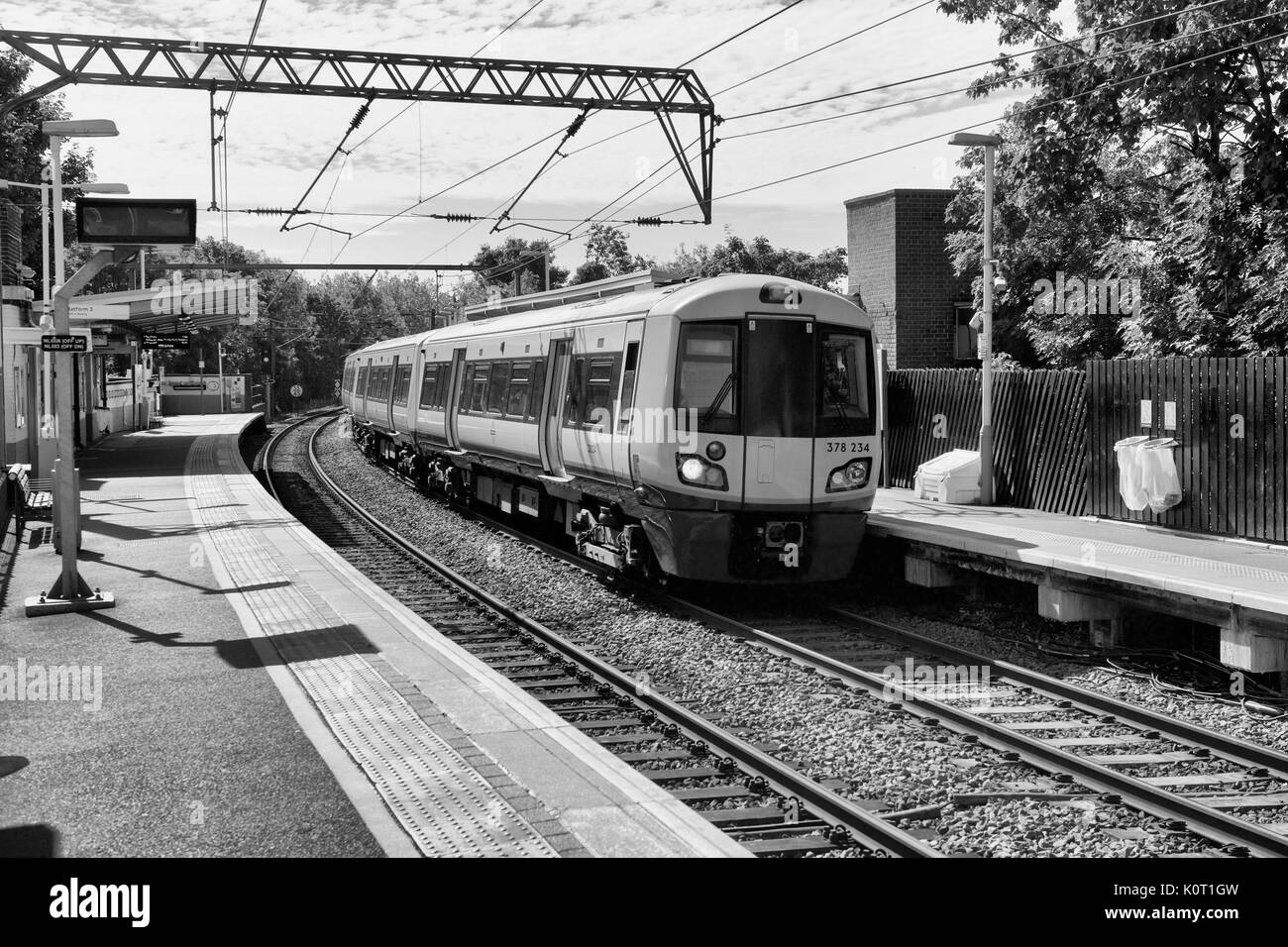 London Overground treno al Vangelo Oak stazione ferroviaria Foto Stock