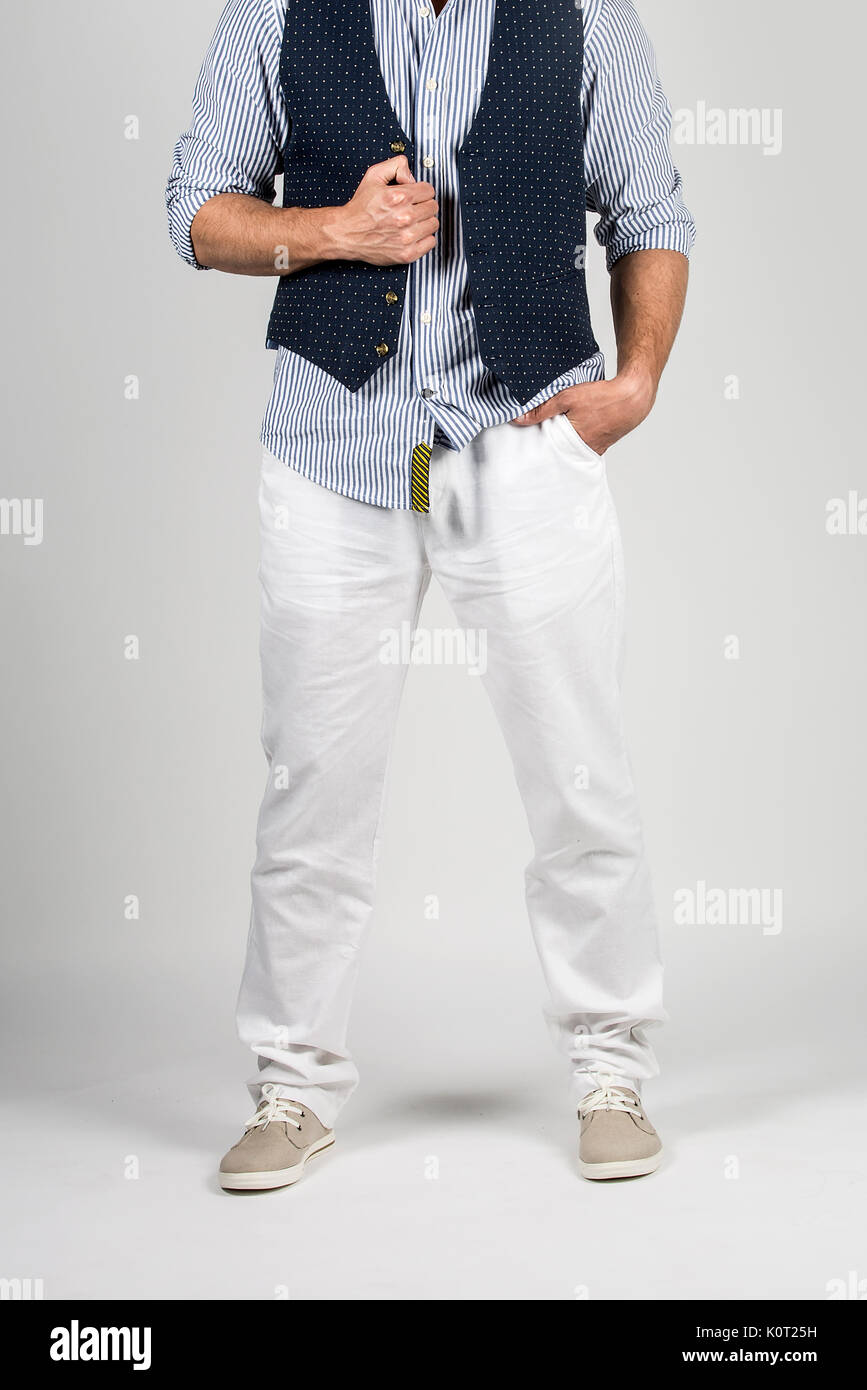 Elegante giovane uomo in piedi e di indossare un abbigliamento informale,  senza testa, corpo solo Foto stock - Alamy