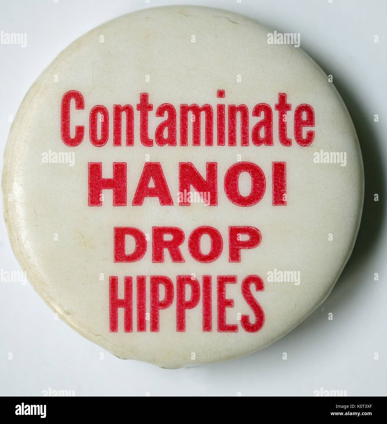 Contaminare Hanoi, Drop Hippies, un ghigno pro Guerra del Vietnam il pin in risposta alle preoccupazioni circa l'agente Orange contaminazione chimica della città di Hanoi, Vietnam suggerendo che l'America contaminare la città inviando anti guerra hippie manifestanti vi, 1965. Foto Stock